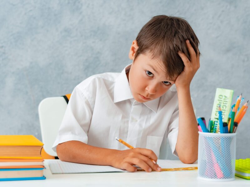 back-school-happy-smiling-student-draws-desk-min back-school-happy-smiling-student-draws-desk-min